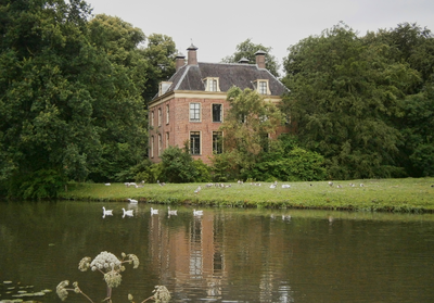 847228 Gezicht over de Kromme Rijn op de achter- en zijgevel van het huis Rhijnauwen (Stayokay Hostel Utrecht-Bunnik, ...
